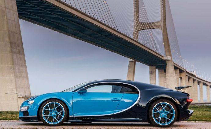 Side View of Bugatti Chiron 2019