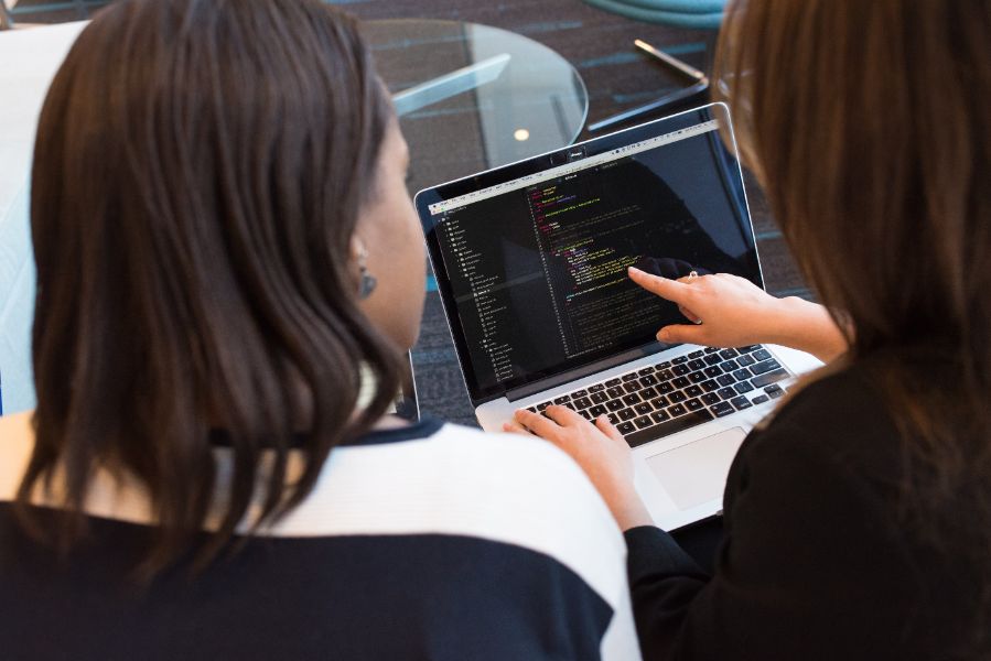 Two women discussing about code | Blurbgeek