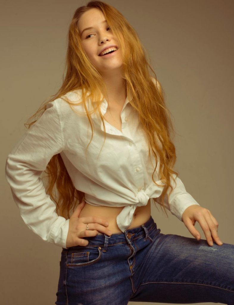 White blouse with jeans | blurbgeek